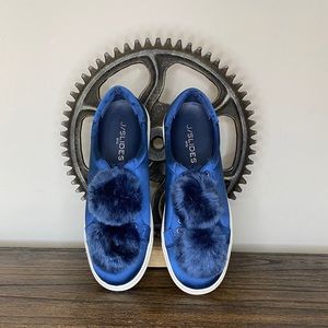 J/Slides with pompoms